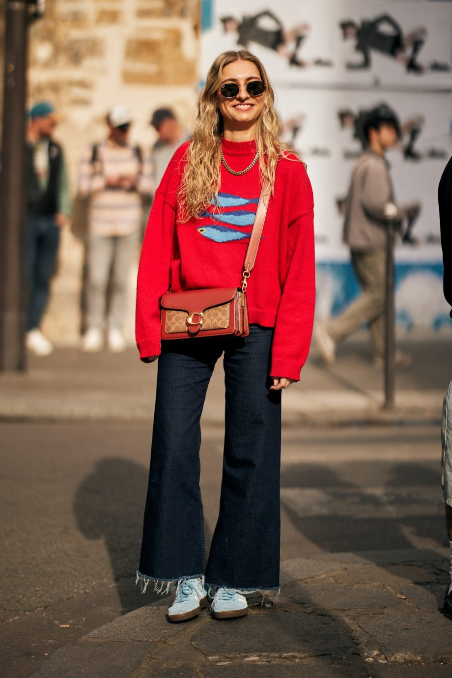 zo-geef-je-je-lentelook-een-frisse-upgrade-met-blauwe-sneakers-346301