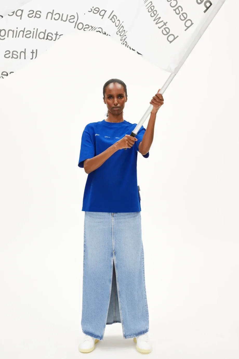 dit-modemerk-vraagt-aandacht-voor-toegankelijke-informatie-met-deze-capsulecollectie-345767