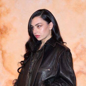 dit-kledingstuk-geinspireerd-op-charli-xcx-ga-je-overal-zien-tijdens-het-festivalseizoen-348389
