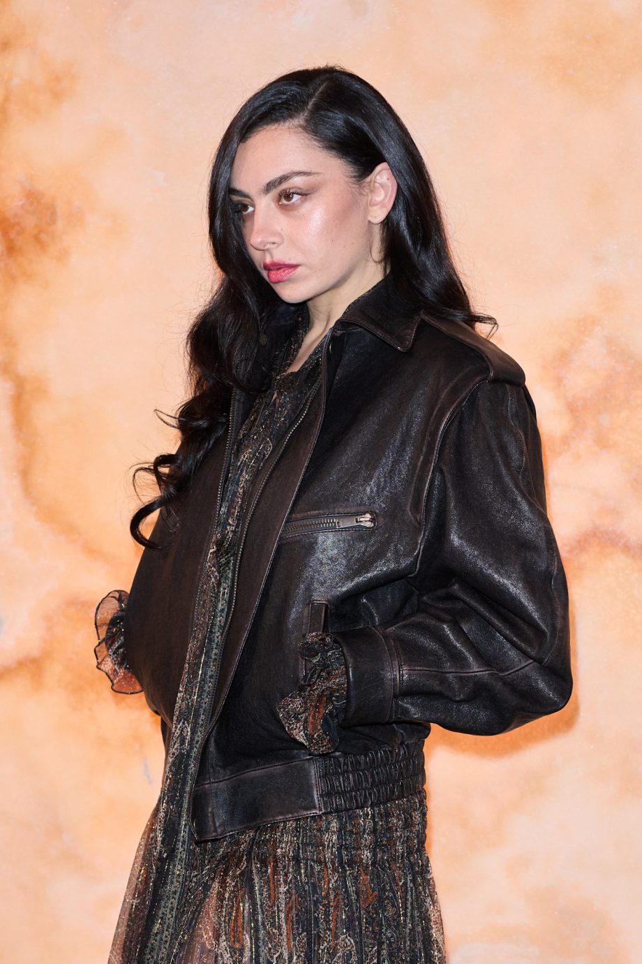 dit-kledingstuk-geinspireerd-op-charli-xcx-ga-je-overal-zien-tijdens-het-festivalseizoen-348389
