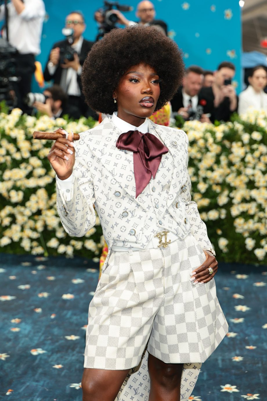 doechii-maakt-haar-debuut-op-het-met-gala-2025-in-een-korte-broek-345097