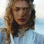 Dorit Revelis met krullen voor Vogue Nederland voor bij het artikel over sea salt spray