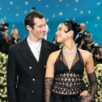 dua-lipas-chanel-look-voor-het-met-gala-2025-is-versierd-met-veren-kristallen-en-callum-turner-345129