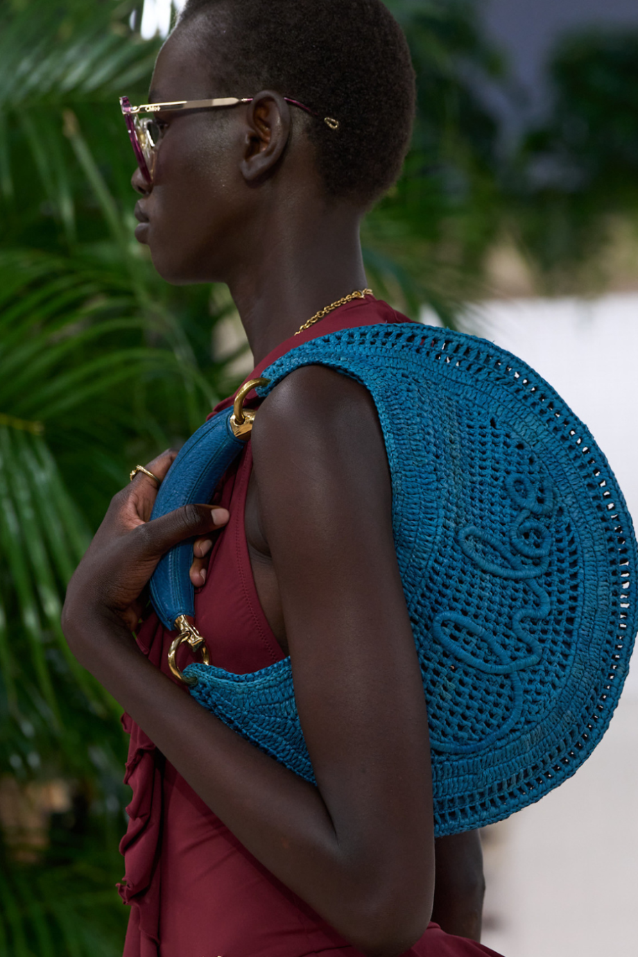 deze-tas-uit-de-jaren-70-is-ook-in-de-zomer-van-2025-on-trend-348053