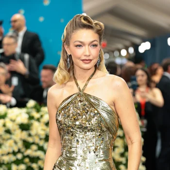gigi-hadid-eert-pin-up-icoon-zelda-wynn-valdes-op-het-met-gala-2025-345200