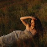 Gisele Azad in de bloemen