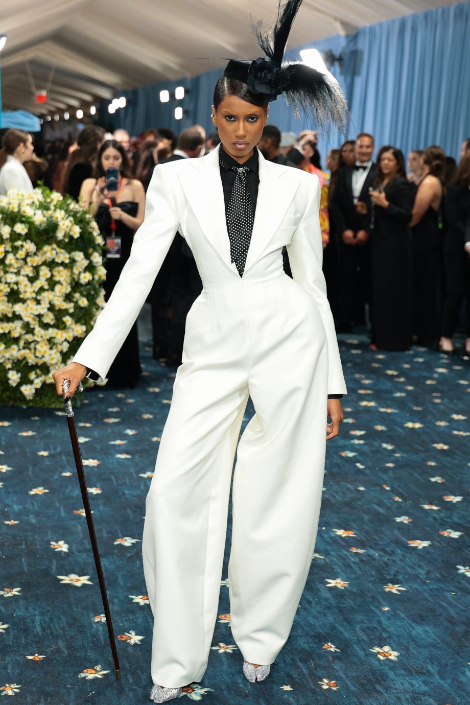imaan-hammam-is-de-coolste-dandy-in-een-pak-van-magda-butrym-op-het-met-gala-2025-345359