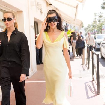 irina-shayk-draagt-de-populaire-jurk-met-sneakers-combinatie-in-cannes-346637