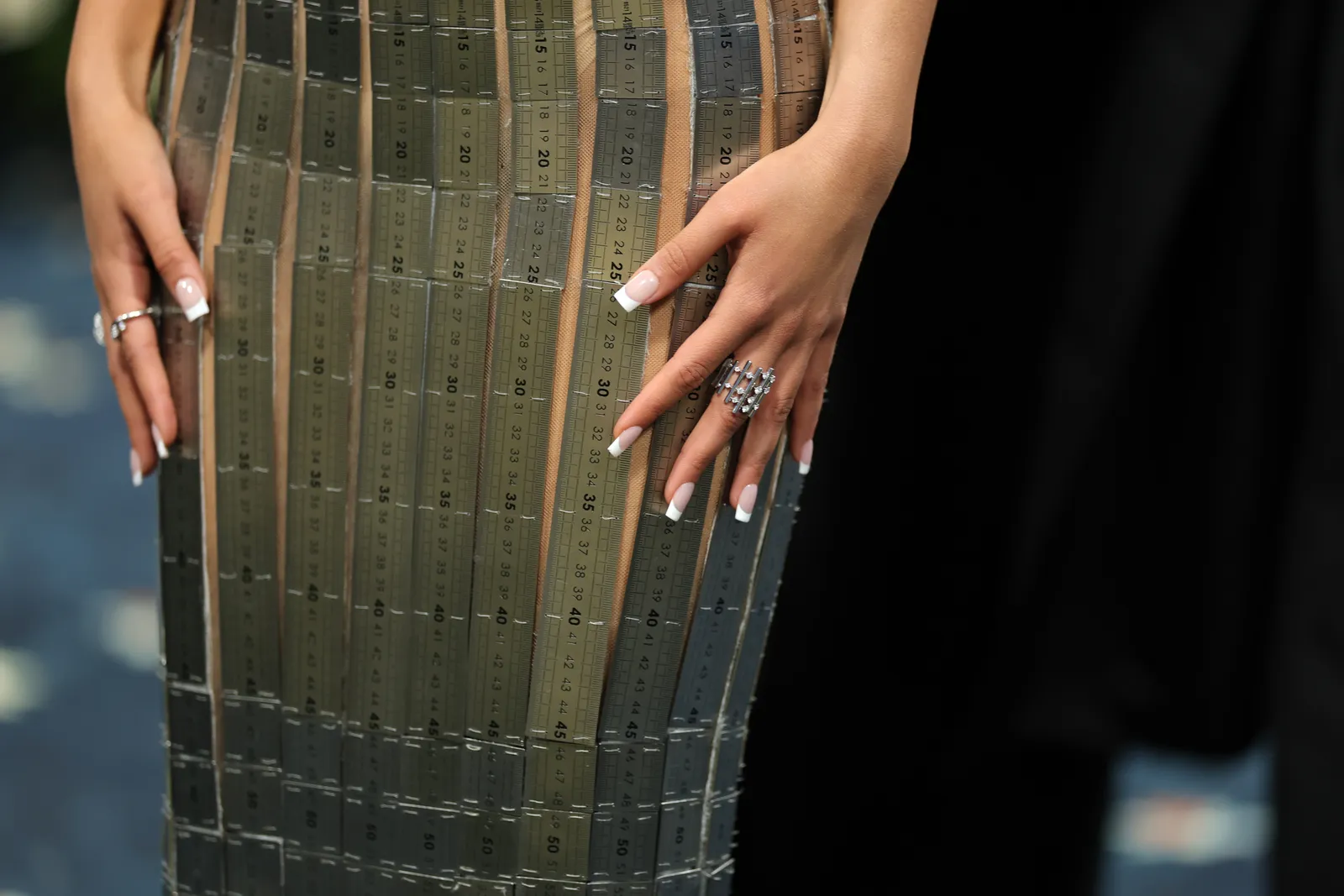 Een close-up van Ortega's meetlintenjurk van Balmain