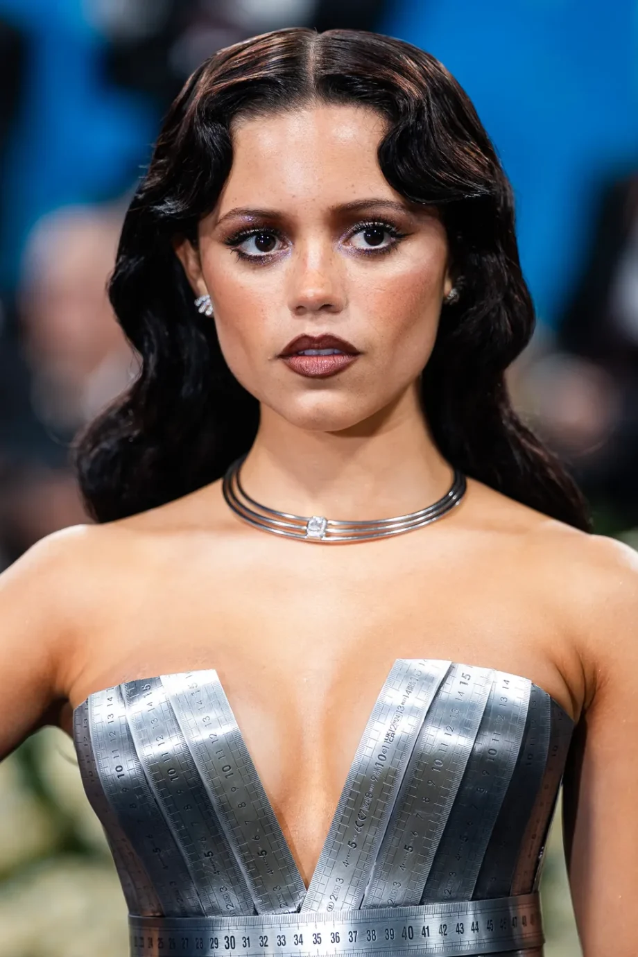 jenna-ortegas-look-voor-het-met-gala-2025-bestaat-volledig-uit-meetlatten-345481