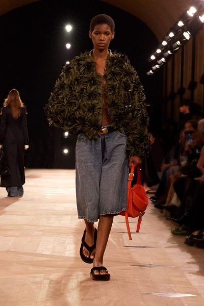 als-je-in-een-denim-short-wil-investeren-deze-zomer-laat-het-dan-deze-favoriet-van-fashion-insiders-zijn-397399