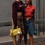 Vrouw draagt jorts met hakken