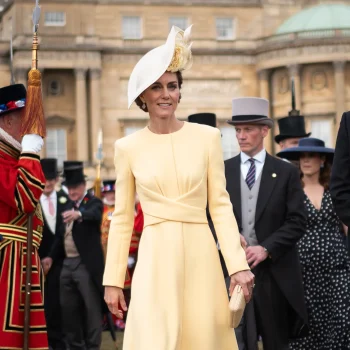 kate-middleton-geeft-haar-eigen-draai-aan-de-kleur-van-de-zomer-347575