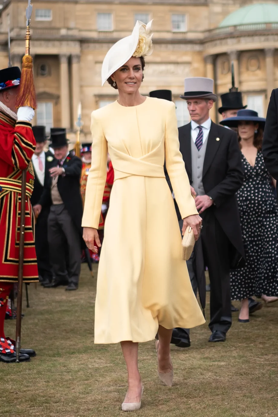 kate-middleton-geeft-haar-eigen-draai-aan-de-kleur-van-de-zomer-347575