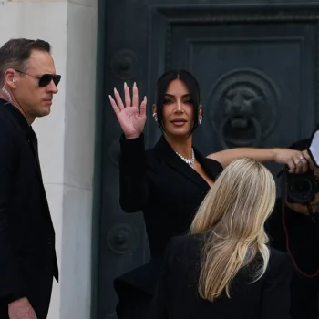 kim-kardashian-komt-oog-in-oog-te-staan-met-haar-overvallers-en-maakt-een-krachtig-modestatement-346485