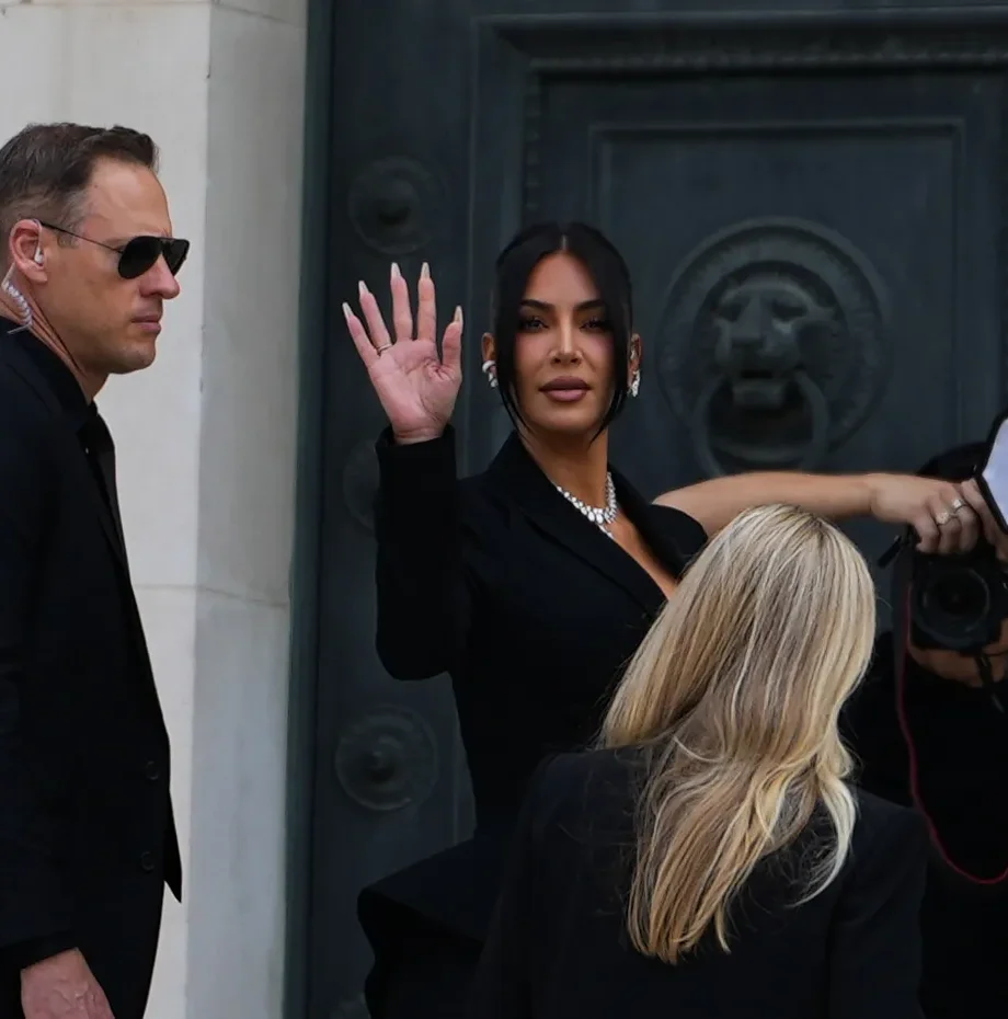 kim-kardashian-komt-oog-in-oog-te-staan-met-haar-overvallers-en-maakt-een-krachtig-modestatement-346485