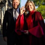 Koning Willem-Alexander en koningin Máxima arriveren bij het Bevrijdingsconcert op Bevrijdingsdag 2025