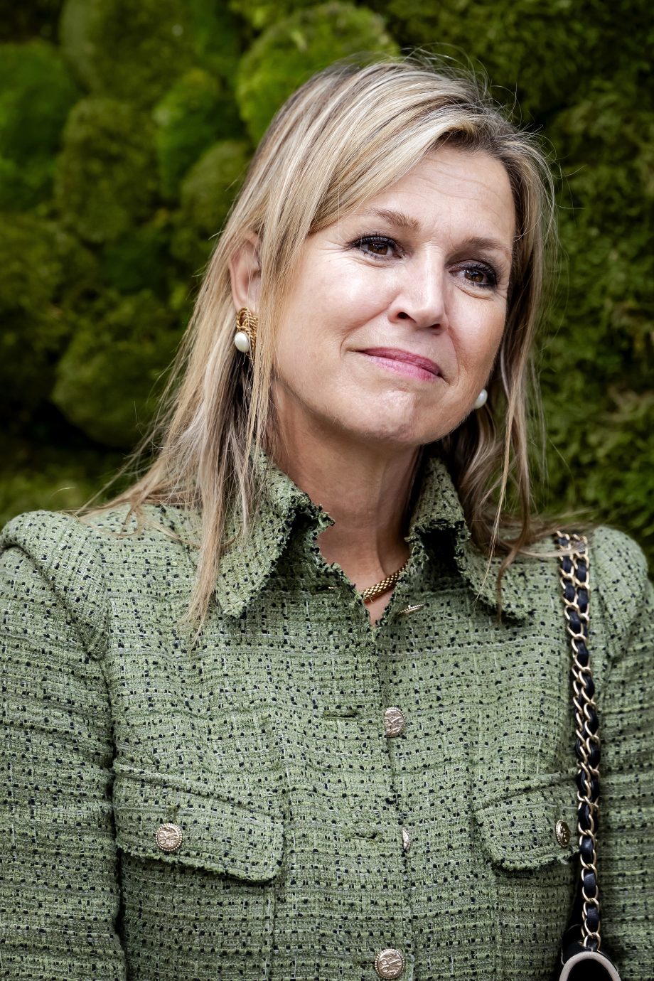 koningin-maxima-straalt-in-chanel-bij-uitblinkerslunch-met-onder-meer-roxy-dekker-348481