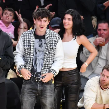 kylie-jenner-en-timothee-chalamet-zijn-het-best-geklede-stel-op-de-basketbaltribune-344876