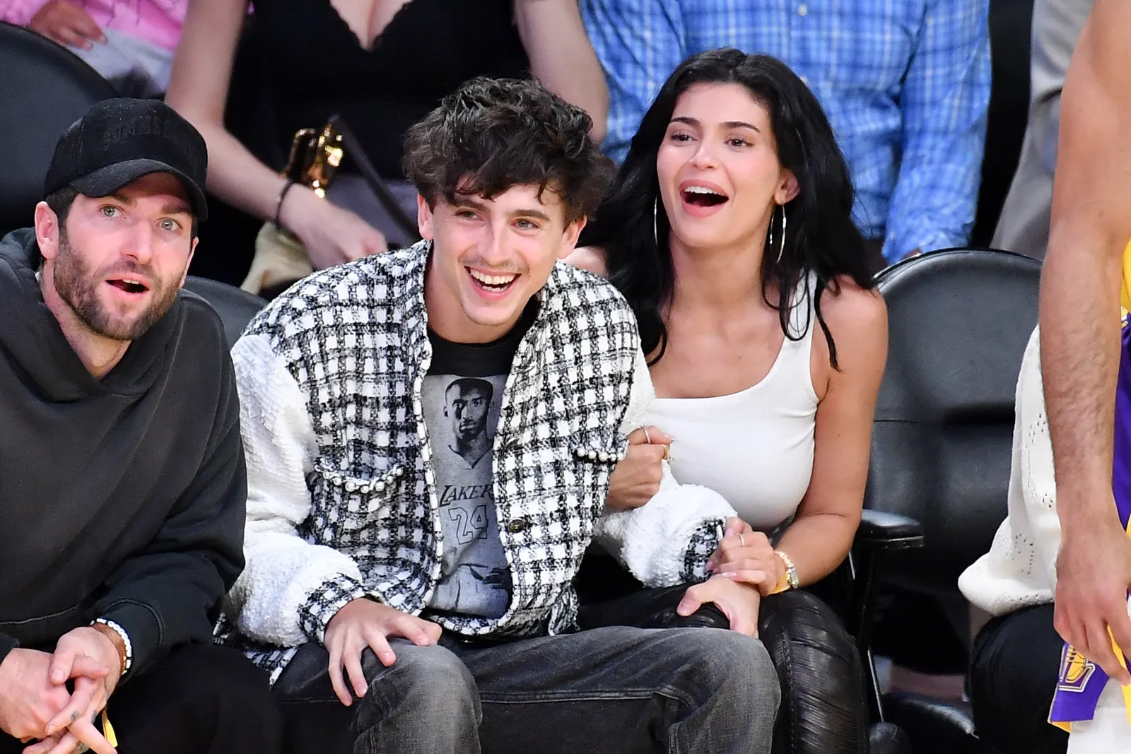 Kylie Jenner en Timothée Chalamet bij een basketbalwedstrijd