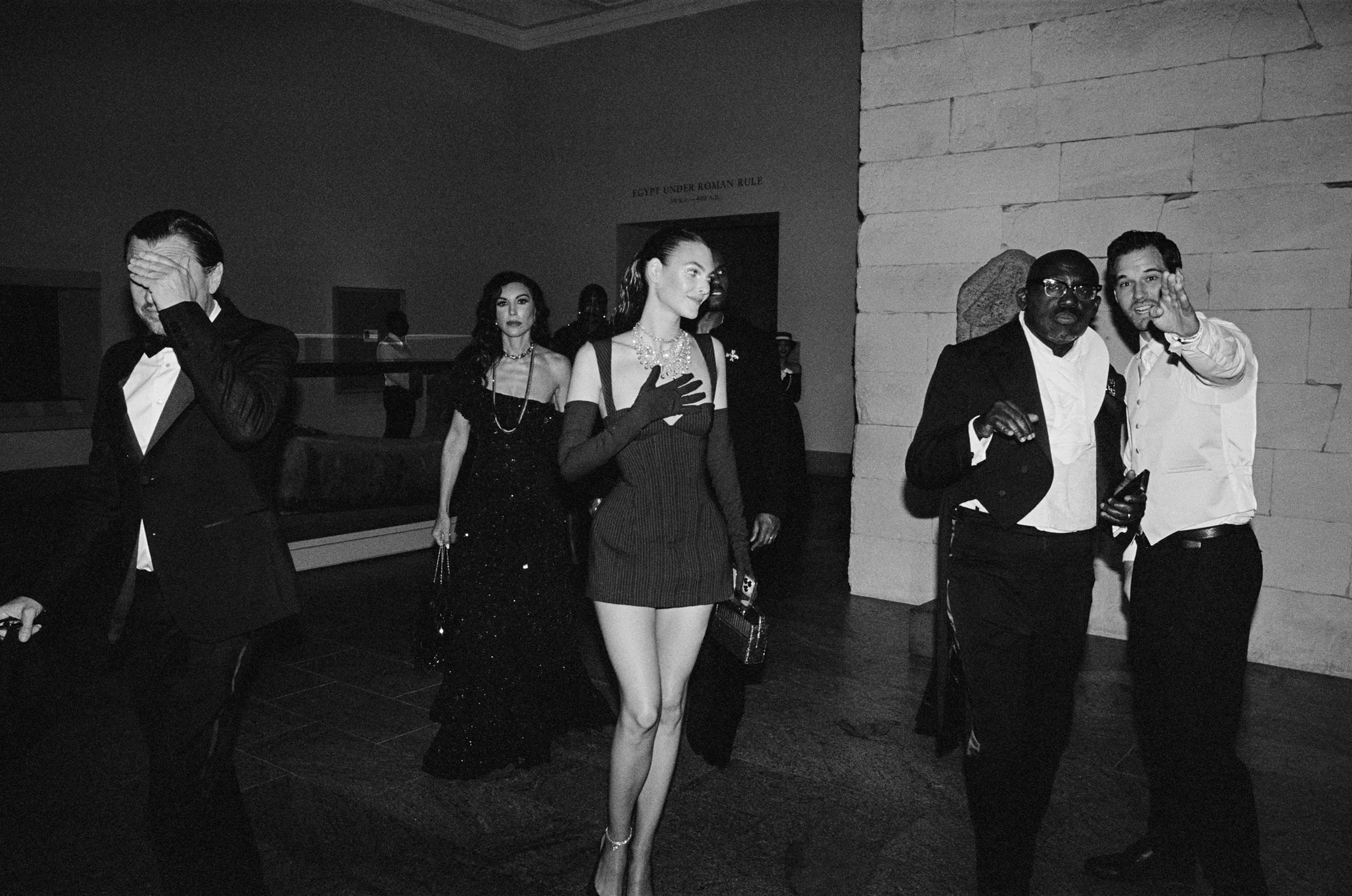 Leonardo DiCaprio (links) en Vittoria Ceretti (midden) op het Met Gala