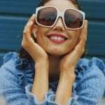 Model Lindsey Wixson kijkt met een oversized zonnebril in de zon