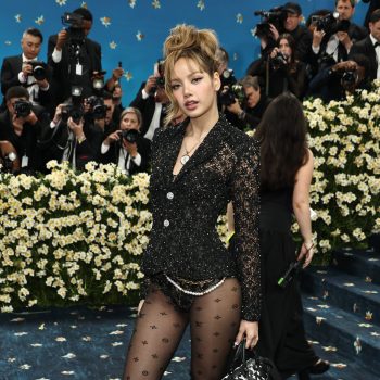 lisa-maakt-een-onvergetelijke-entree-op-het-met-gala-2025-zonder-broek-wel-met-lagen-345382