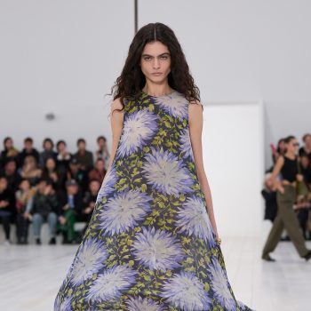 springproof-sneakers-onder-een-jurk-zijn-de-perfecte-combinatie-346195