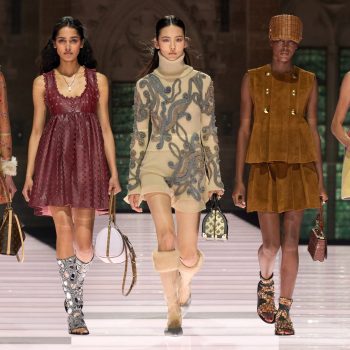 nicolas-ghesquiere-gaat-voor-middeleeuws-met-de-louis-vuitton-cruise-2026-show-347761