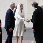 Koningin Mathilde draagt wit bij bezoek aan de paus