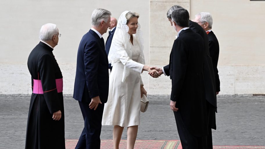 dit-is-waarom-de-belgische-koningin-mathilde-wit-mag-dragen-bij-de-paus-370348