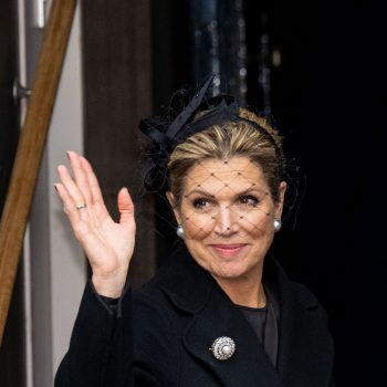 koningin-maxima-betuigt-haar-respect-bij-de-nationale-herdenking-2025-in-een-ingetogen-look-345037