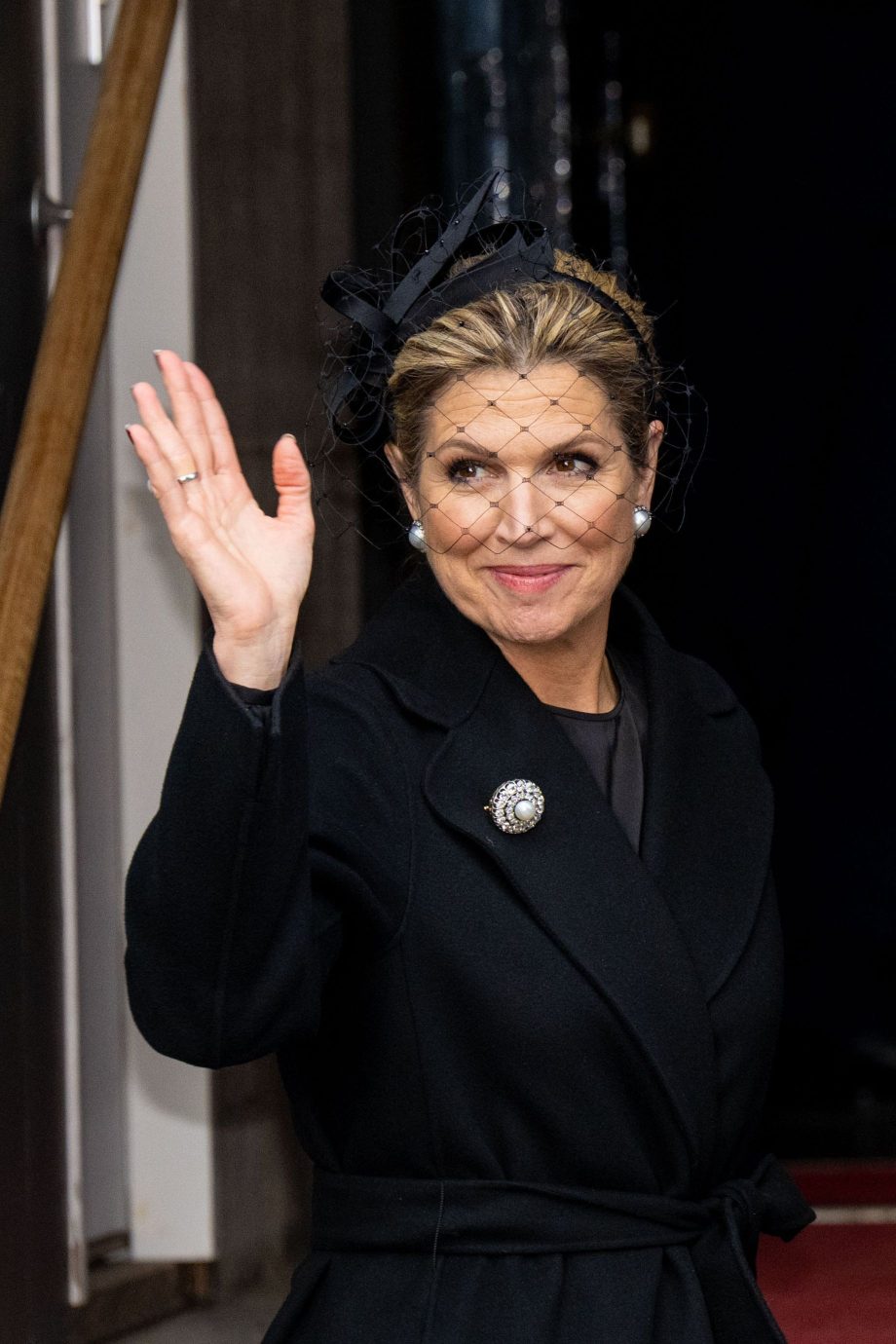 koningin-maxima-betuigt-haar-respect-bij-de-nationale-herdenking-2025-in-een-ingetogen-look-345037
