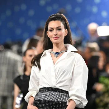 anne-hathaway-eert-andre-leon-talley-en-carolina-herreras-vriendschap-op-het-met-gala-2025-345308