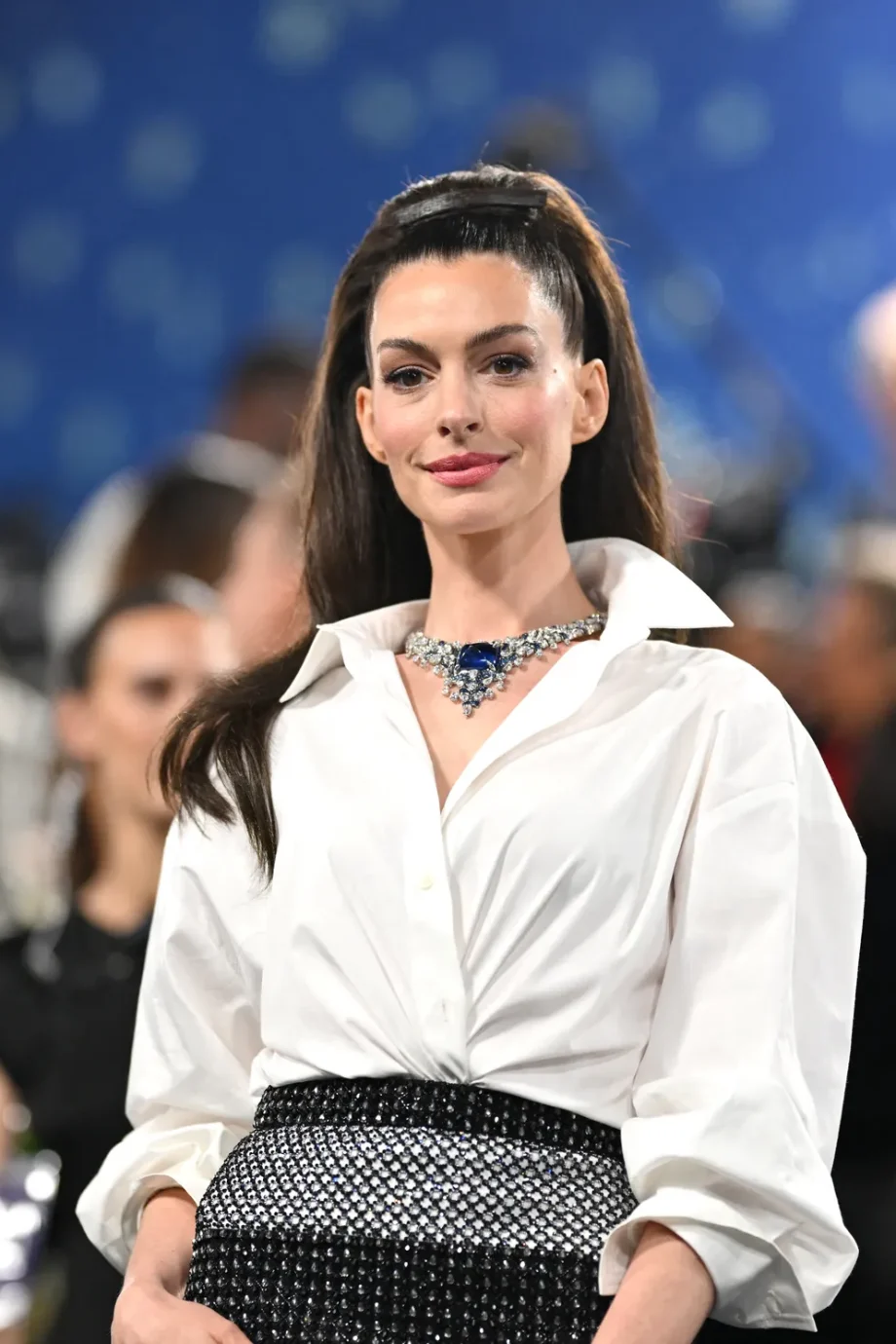 anne-hathaway-eert-andre-leon-talley-en-carolina-herreras-vriendschap-op-het-met-gala-2025-345308