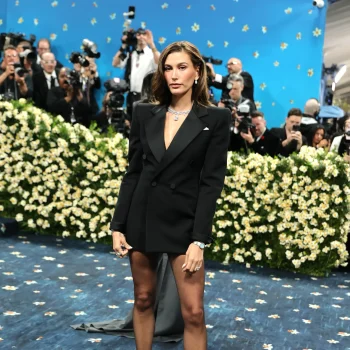 hailey-bieber-laat-haar-broek-thuis-tijdens-het-met-gala-2025-345122
