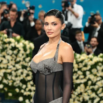 kylie-jenner-schittert-op-het-met-gala-2025-in-een-getailleerde-semi-transparante-outfit-345235