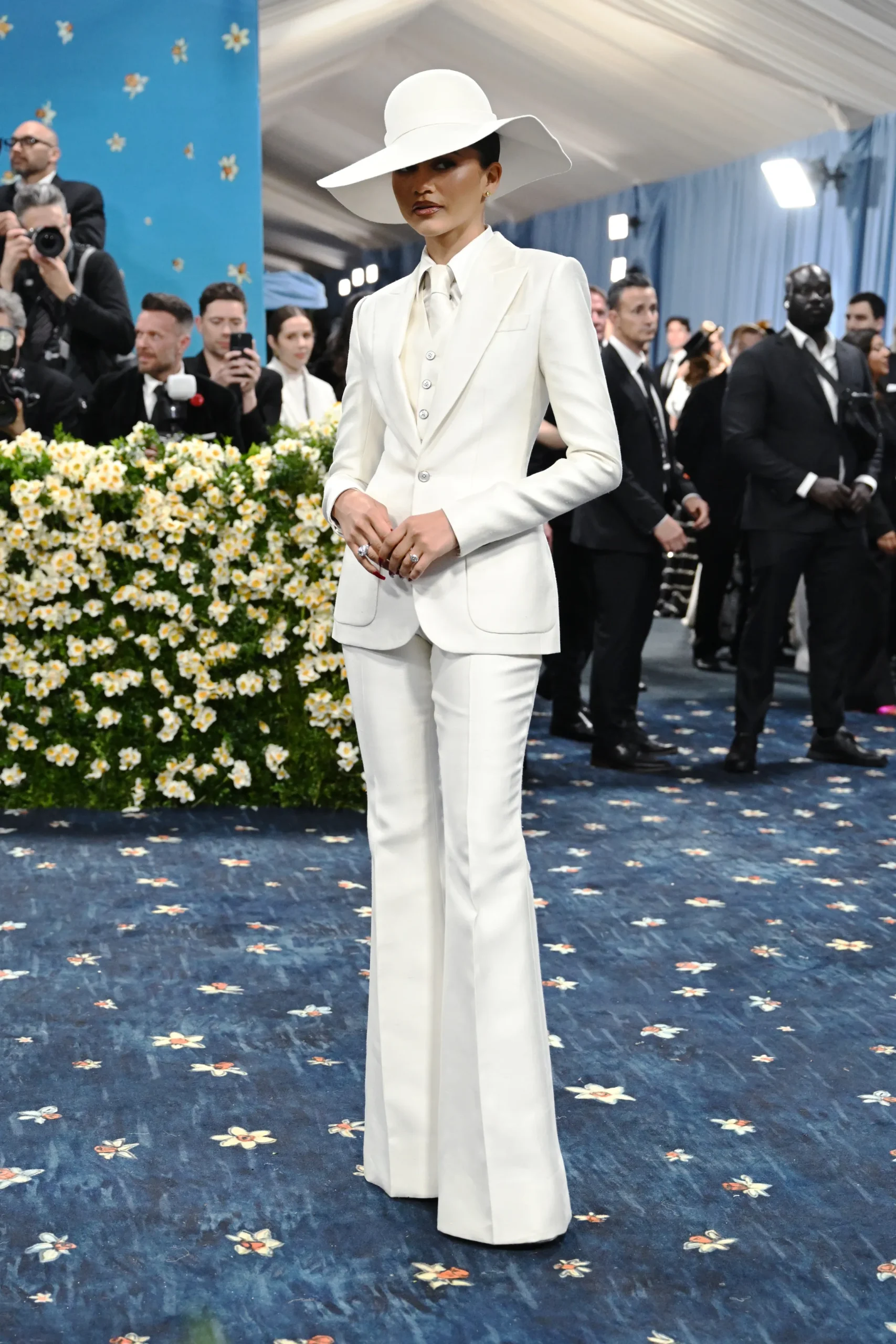 Zendaya draagt een wit zootpak van Louis Vuitton naar het Met Gala 2025.