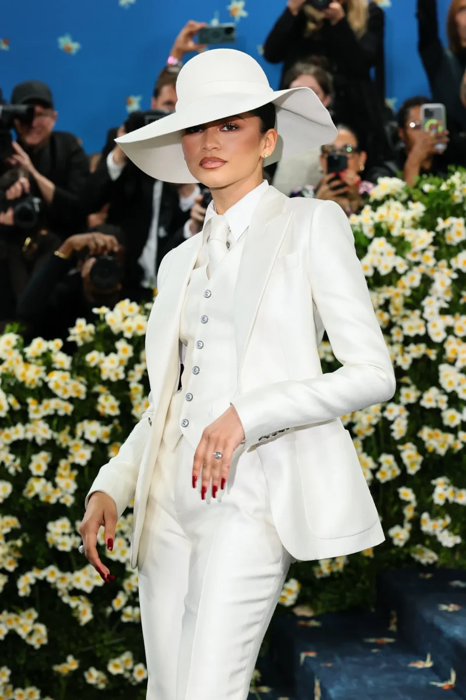 zendaya-draagt-een-van-de-chicste-pakken-van-de-avond-tijdens-het-met-gala-2025-345101