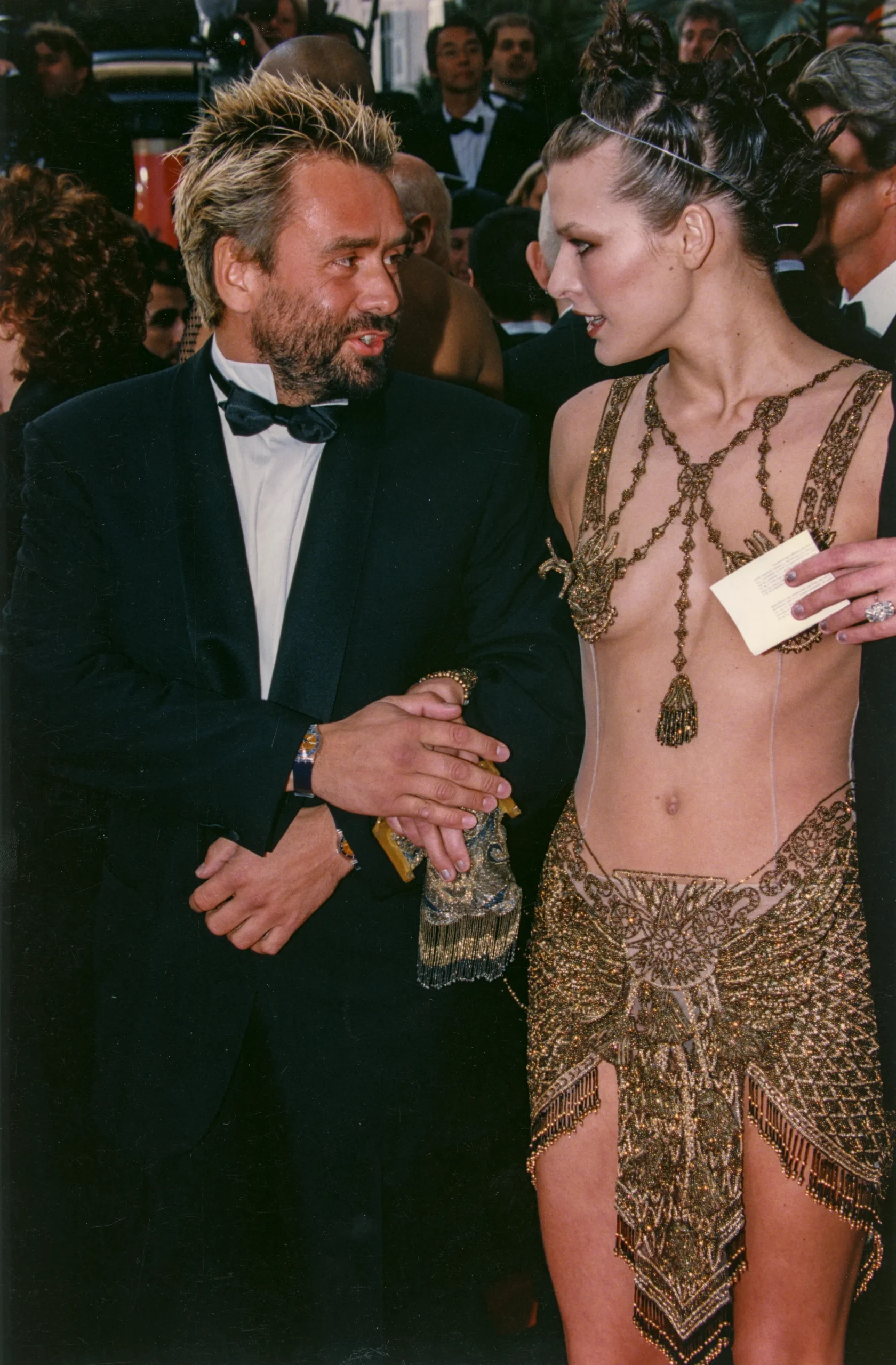 Milla Jovovich op de rode loper in Cannes in 1997