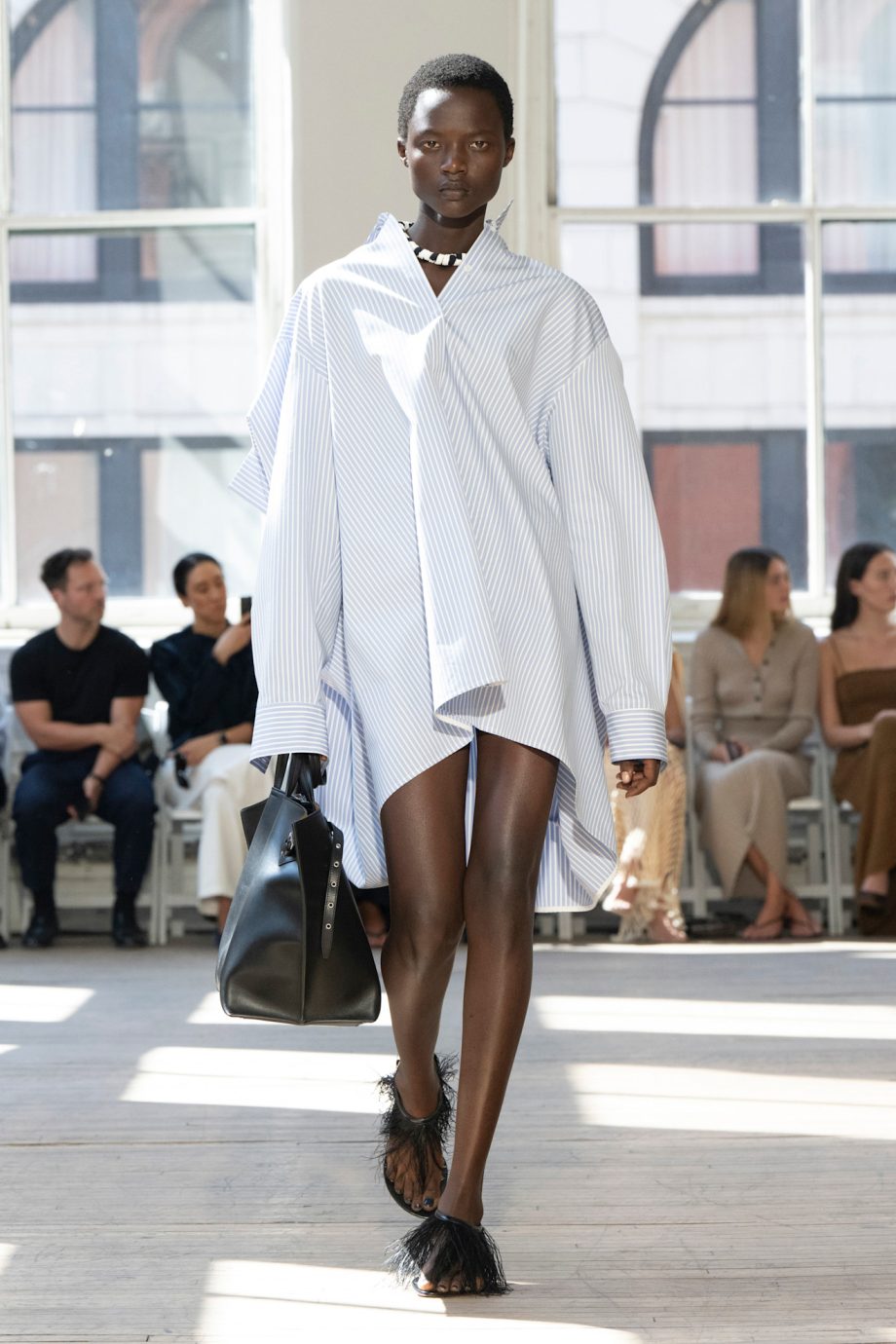 waarom-deze-jurk-een-onmisbare-klassieker-is-in-je-garderobe-348124