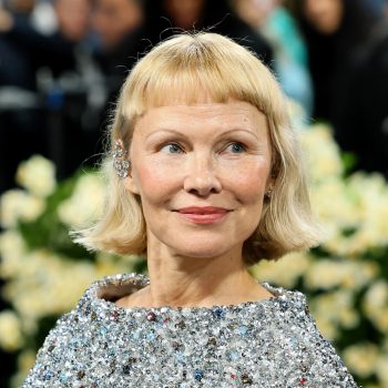 pamela-anderson-toont-voor-het-eerste-een-rechthoekige-bob-met-micropony-op-het-met-gala-2025-345193