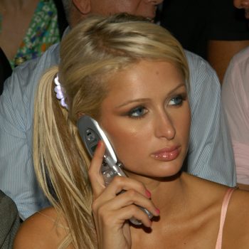 dankzij-paris-hilton-willen-we-dit-plakkerige-make-upitem-weer-hebben-347838