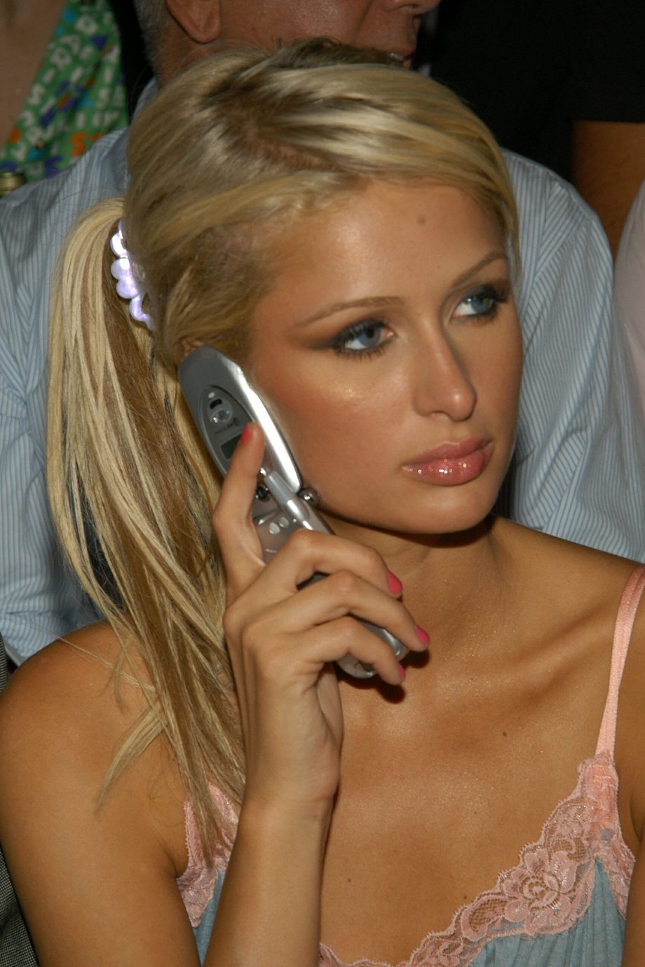 dankzij-paris-hilton-willen-we-dit-plakkerige-make-upitem-weer-hebben-347838