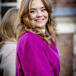 Prinses Ariane in een fuchsia jas tijdens de winterfotosessie