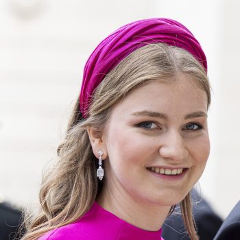 prinses-elisabeth-van-belgie-steelt-de-show-in-klassieke-cocktailjurk-met-opvallende-versiering-348410