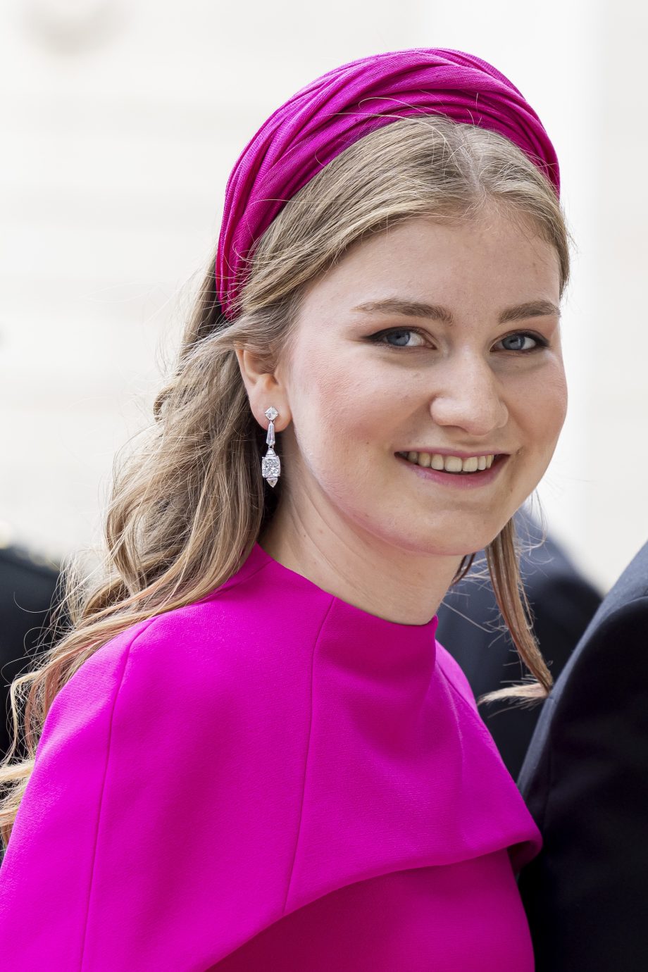 prinses-elisabeth-van-belgie-steelt-de-show-in-klassieke-cocktailjurk-met-opvallende-versiering-348410