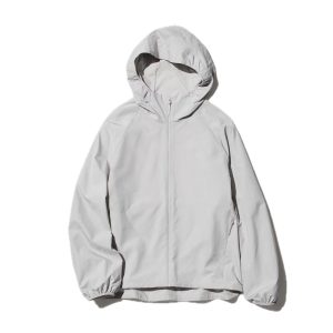 Een regenproof tussenjas van Uniqlo
