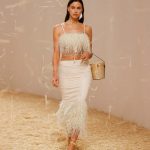 Irina Shayk draagt een rieten tas op de catwalk van Jacquemus