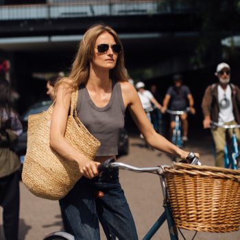de-rieten-tas-is-de-tijdloze-tas-waarin-je-deze-zomer-wil-investeren-346007